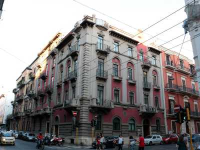 Fino a raggiungere via Crisanzio. All�angolo con via De Rossi si trova un palazzo di stile eclettico dai colori rosa pallido e acceso. Costruito nel 1924, accompagna un�architettura schematica e funzionale a dettagli pi� fantasiosi e peculiari come i mascheroni che sovrastano le finestre e le nicchiette contenenti figure mitologiche